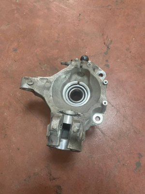 J9C26517 / M8D23K206AE E PACE X540 ÖN KNUCKLE | MOTOLAND