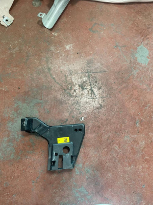 K8D215B241AA / LR114859 RR EVOQUE L551 ARKA TAMPON BRAKETİ