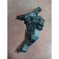 K8D217B930A LAND ROVER ARKA TAMPON BRAKETİ | MOTOLAND 4İ23