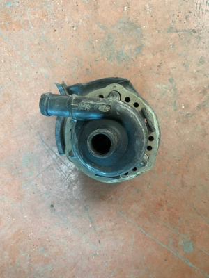 L8D2-18D474-AC LAND ROVER DİSCOVERY SPORT L550 SU POMPASI BRAKETİ SAĞ | MOTOLAND