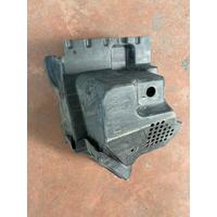 LK728A095A LAND ROVER DİSCOVERY SPORT RADYATÖR BRAKETİ KENARI | MOTOLAND