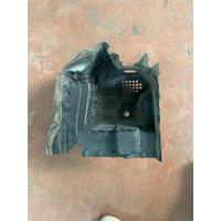 LK728A095A LAND ROVER DİSCOVERY SPORT RADYATÖR BRAKETİ KENARI | MOTOLAND
