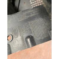 LK728A095A LAND ROVER DİSCOVERY SPORT RADYATÖR BRAKETİ KENARI | MOTOLAND
