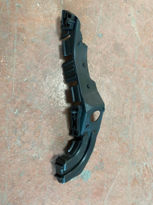 LR015103 / AH323382AA RANGE ROVER SPORT L320 ÖN TAMPON SOL BRAKETİ | MOTOLAND