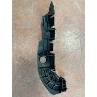 LR015103 / AH323382AA RANGE ROVER SPORT L320 ÖN TAMPON SOL BRAKETİ | MOTOLAND