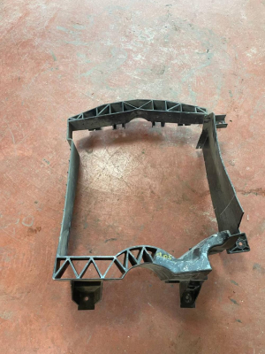 LR034556 / CPLA8A107AC DİSCOVERY 5 L462 RADYATÖR BRAKETİ
