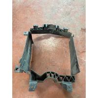 LR034556 / CPLA8A107AC DİSCOVERY 5 L462 RADYATÖR BRAKETİ