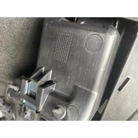 LR036897 / CK52238A05 RANGE ROVER L405 İÇ KAPI PANELİ DÖŞEMESİ
