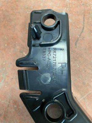 LR077882 / FK7217E762AC LAND ROVER DİSCOVERY SPORT L550 ÖN TAMPON SAĞ BRAKETİ | MOTOLAND