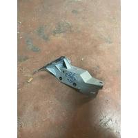 LR117312 / K8D216C174 RANGE ROVER EVOQUE L551 ÇAMURLUK BRAKETİ