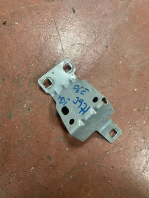 LR117317 / K8D216E128AD LR EVOQUE L551 ÇAMURLUK MONTAJ BRAKETİ