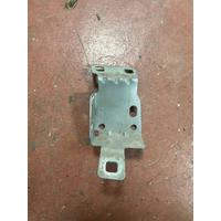 LR117317 / K8D216E128AD LR EVOQUE L551 ÇAMURLUK MONTAJ BRAKETİ