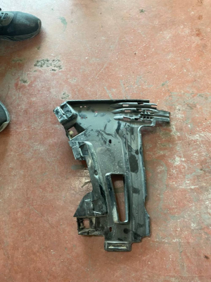LR165109 / M8E217C862A RANGE ROVER L460 ÖN TAMPON BRAKETİ